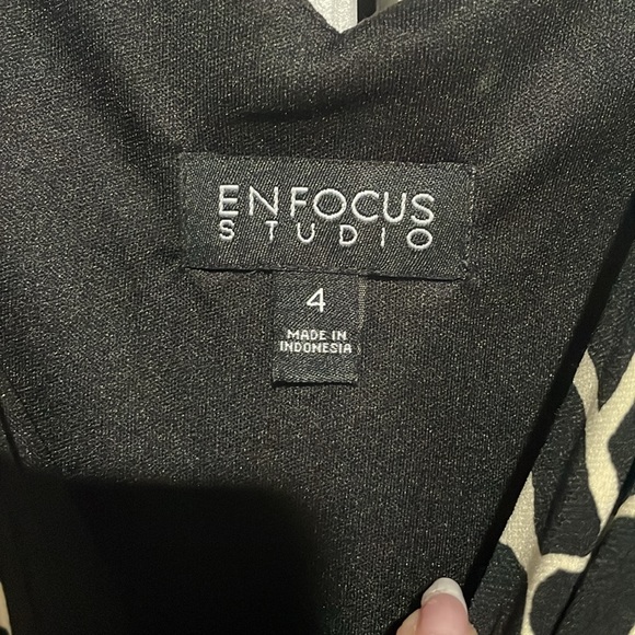 Unfocus black and giraffe print stretchy sleeveless v-neck dress - Picture 4 of 7